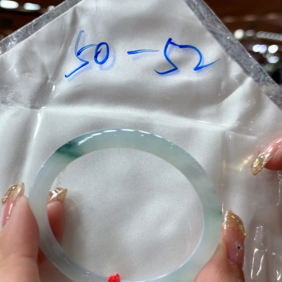 翡翠手镯未镶嵌翡翠