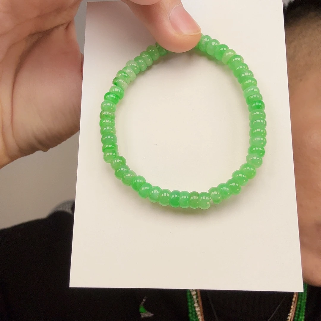 翡翠未镶嵌颈饰一件