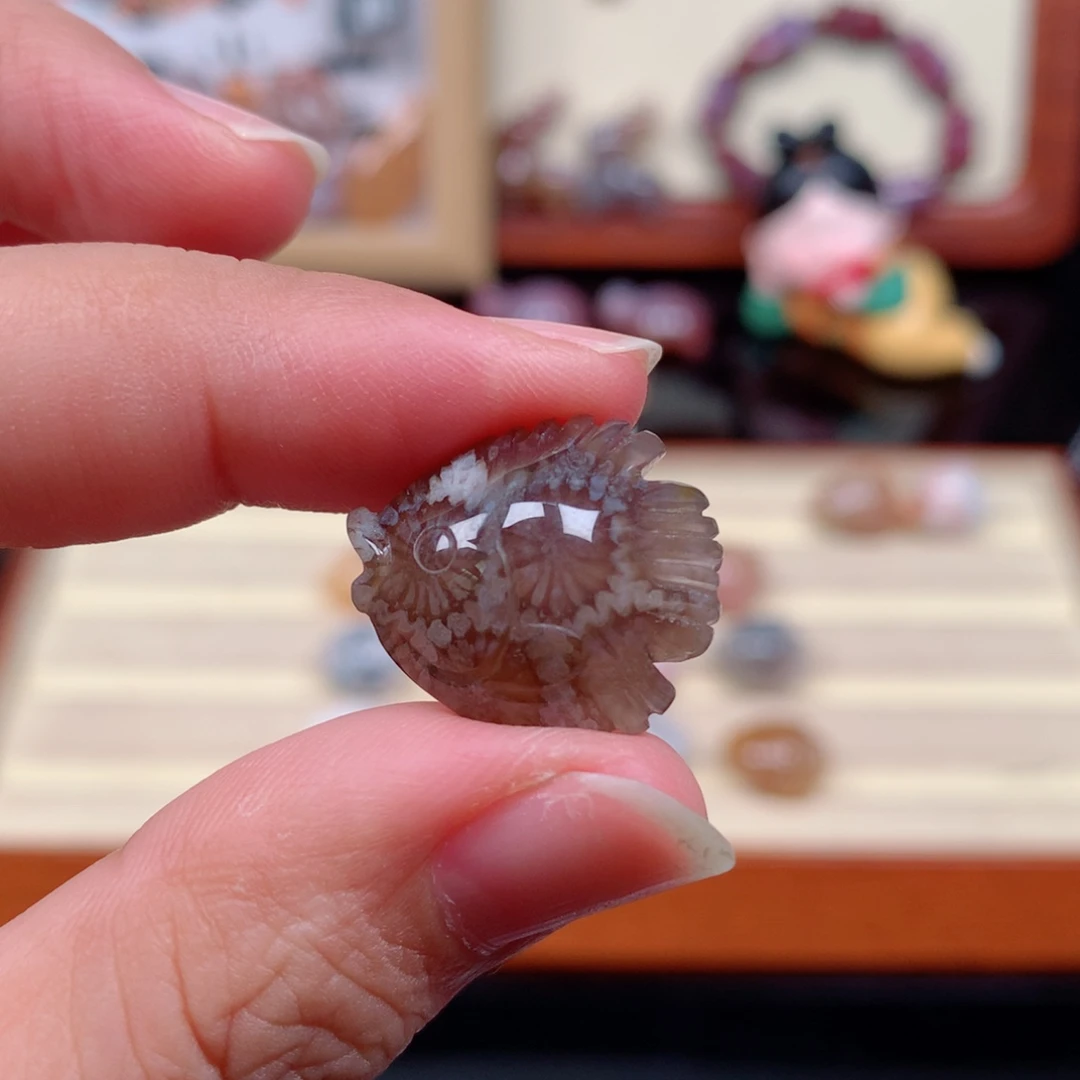 未镶嵌颈饰硅化玉