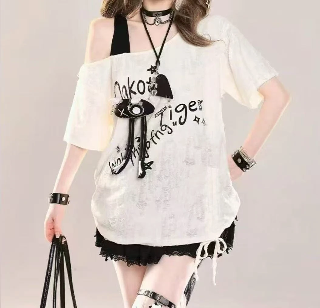 （甜豆小怪兽短袖-漫佳）美式复古破坏感斜领短袖T恤女夏季设计