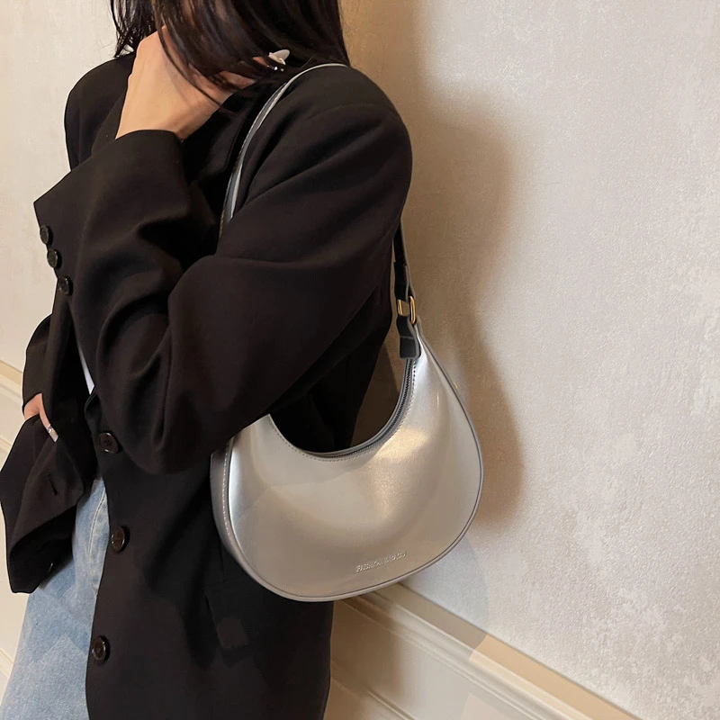 【粉丝专属】轻奢高级感亮面腋下月牙包女士2025新款百搭斜挎链条包