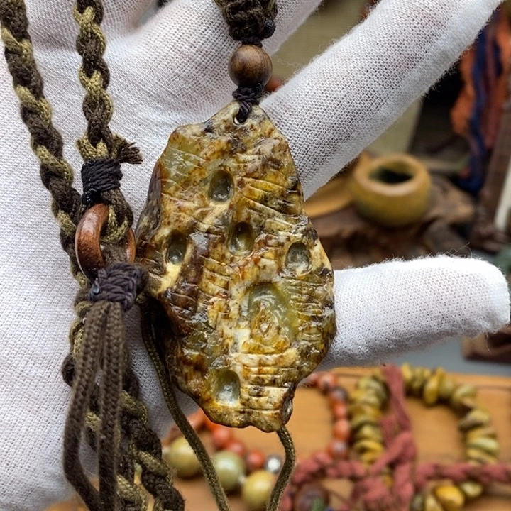 未镶嵌岫岩河磨玉（透闪石质玉）挂件大****