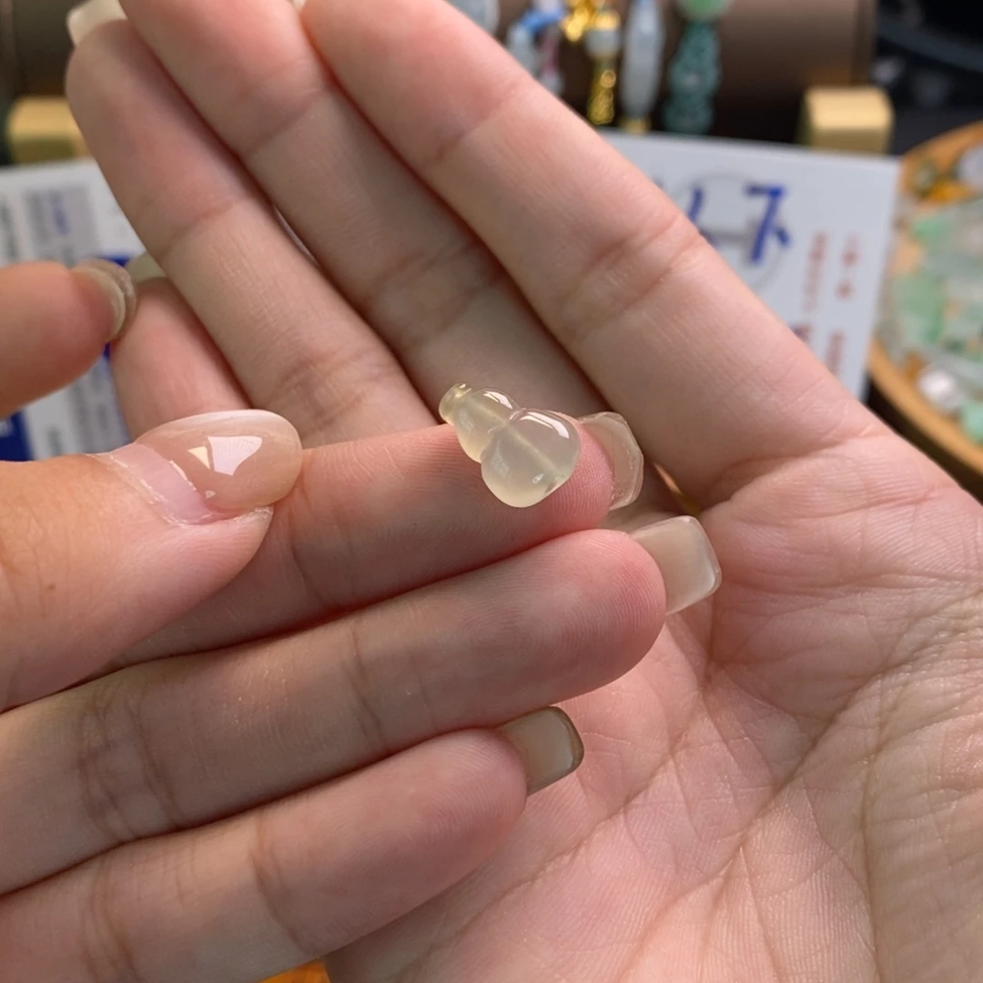 如***^翡翠未镶嵌颈饰17912