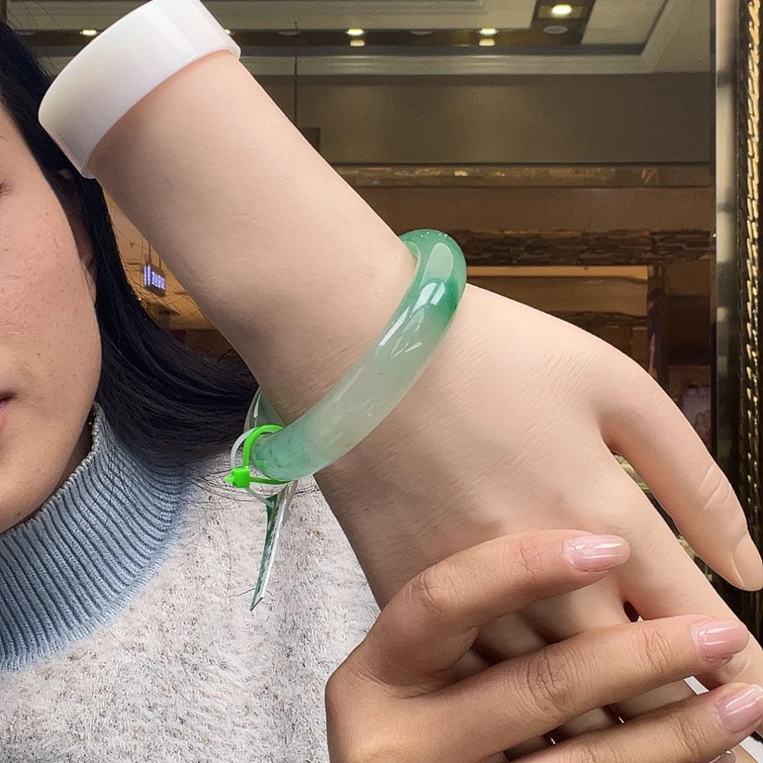 未镶嵌手镯石英质玉