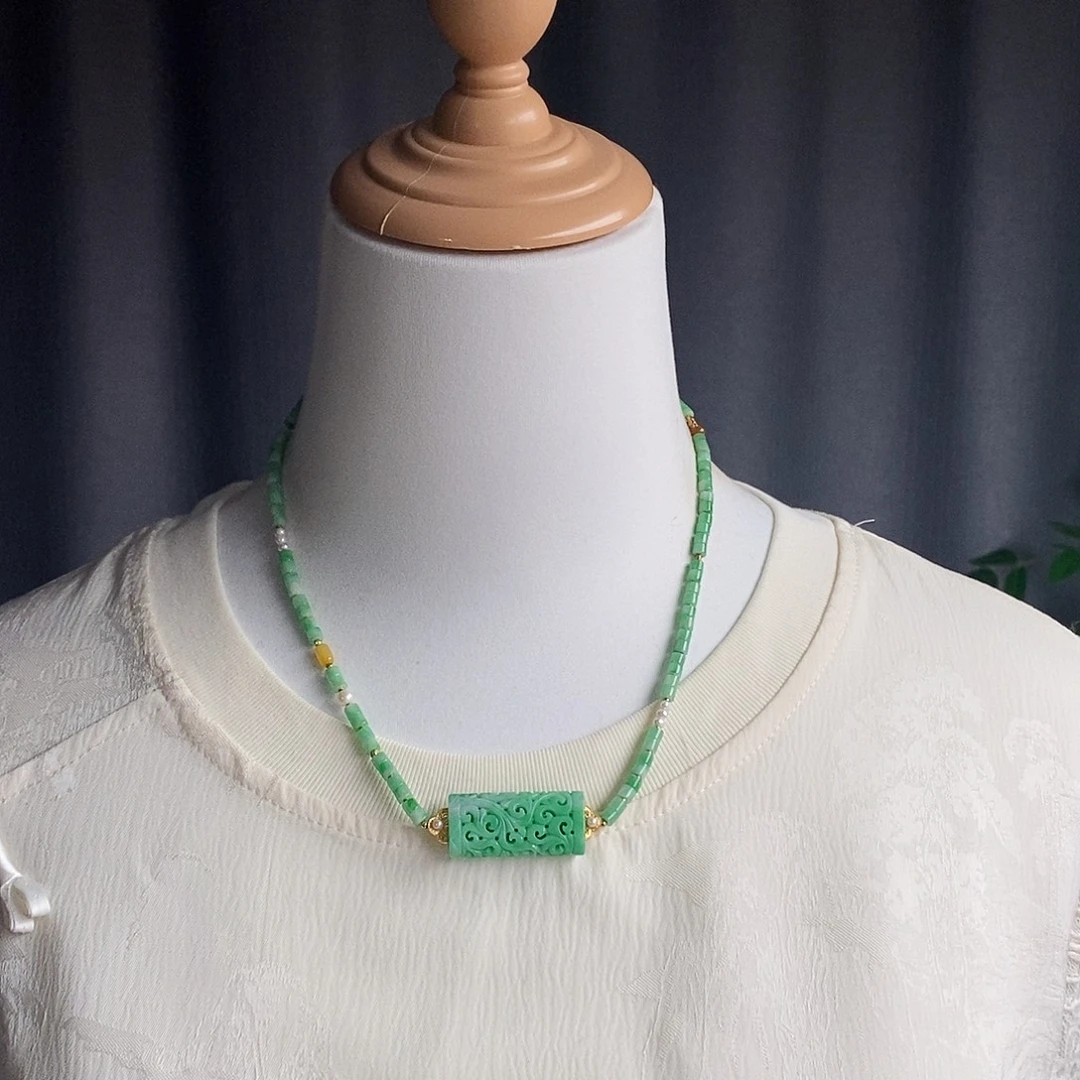 翡翠未镶嵌吊坠(赠链)