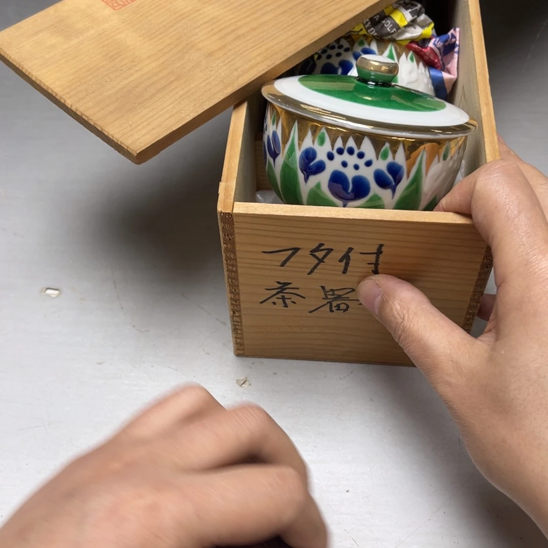 瓷片用****0密密麻麻地排列着一个