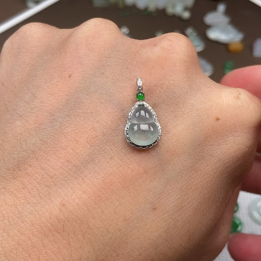 翡翠18K金镶嵌颈饰葫芦