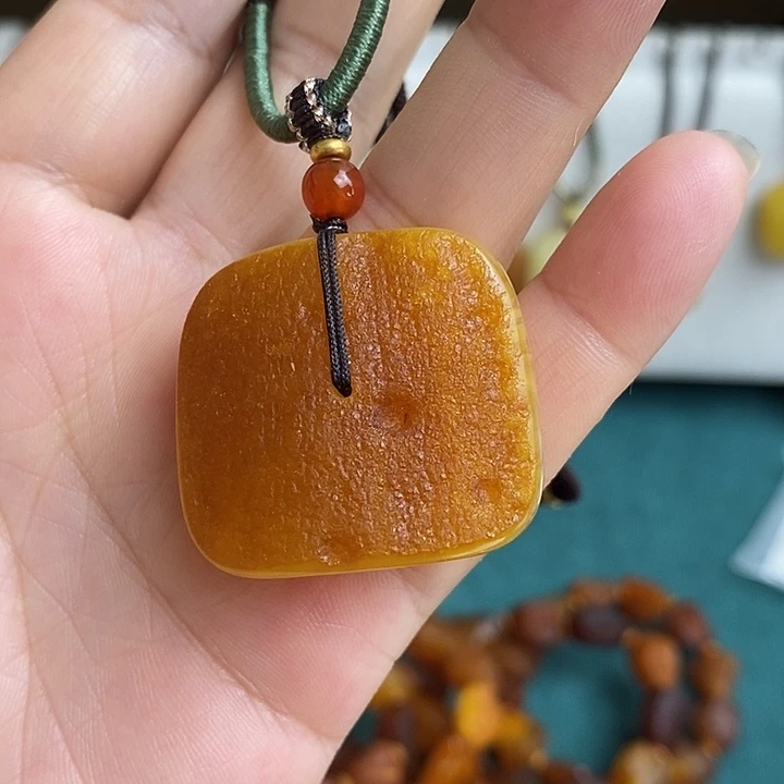 琥珀颈饰未镶嵌藏扣