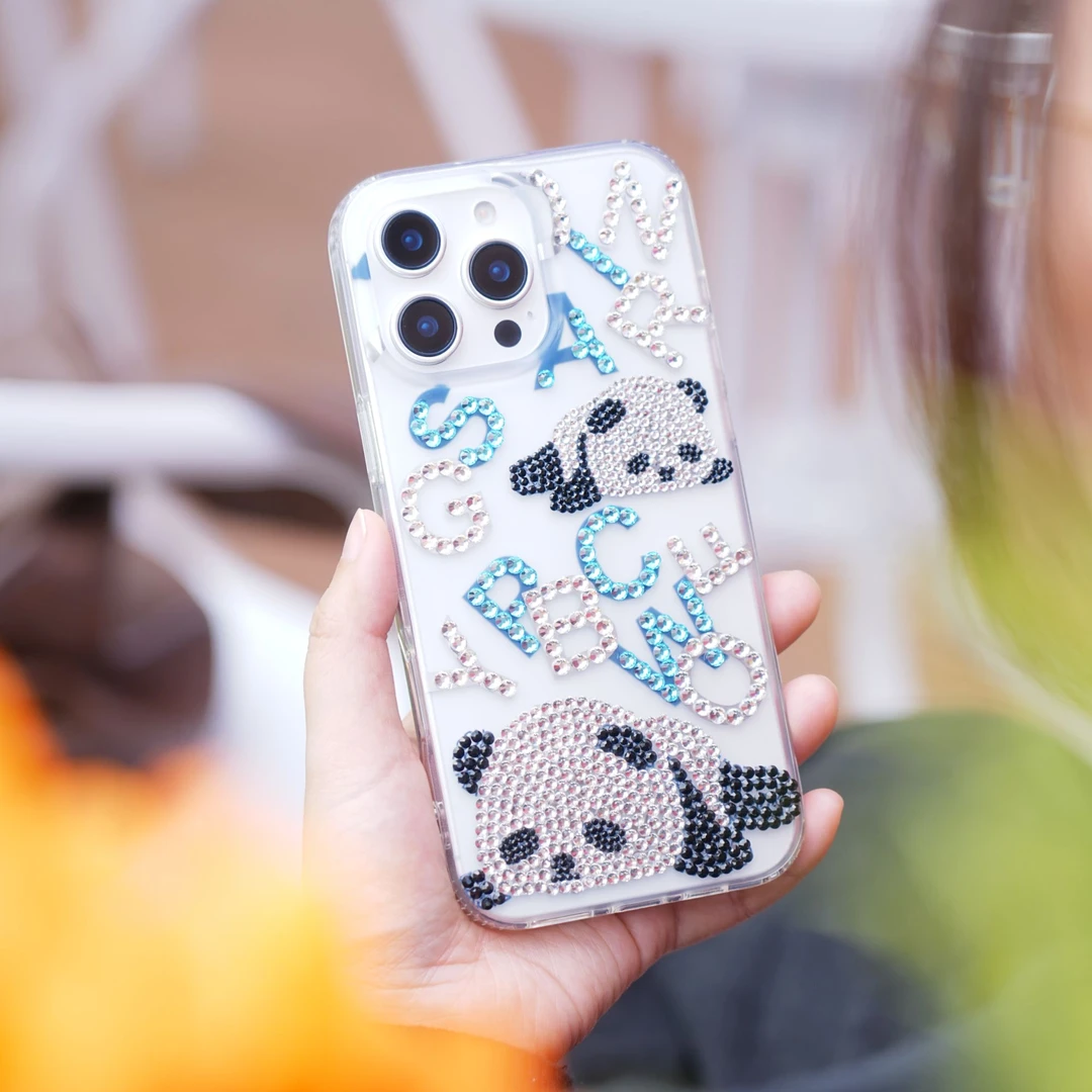 趴趴熊贴钻适用苹果于16promax手机壳纯手工贴钻卡通苹果15手机壳