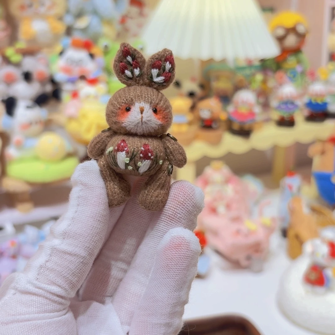 针织品在做摆件的兔子