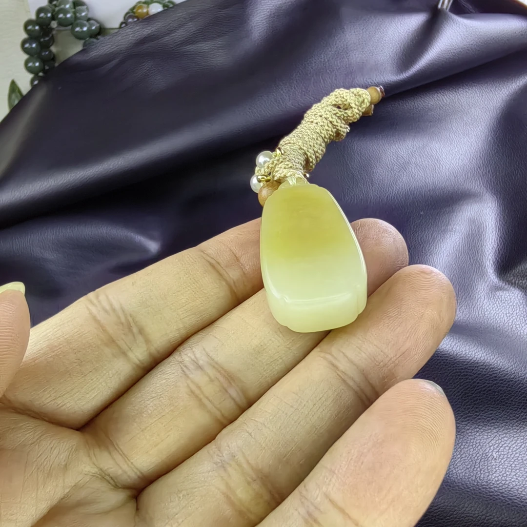 新疆和田玉黄金糖无事牌吊坠