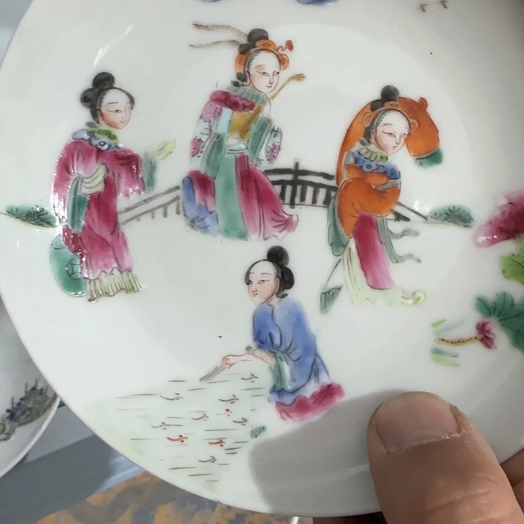 瓷片瓷器上还有两条长线上镌刻