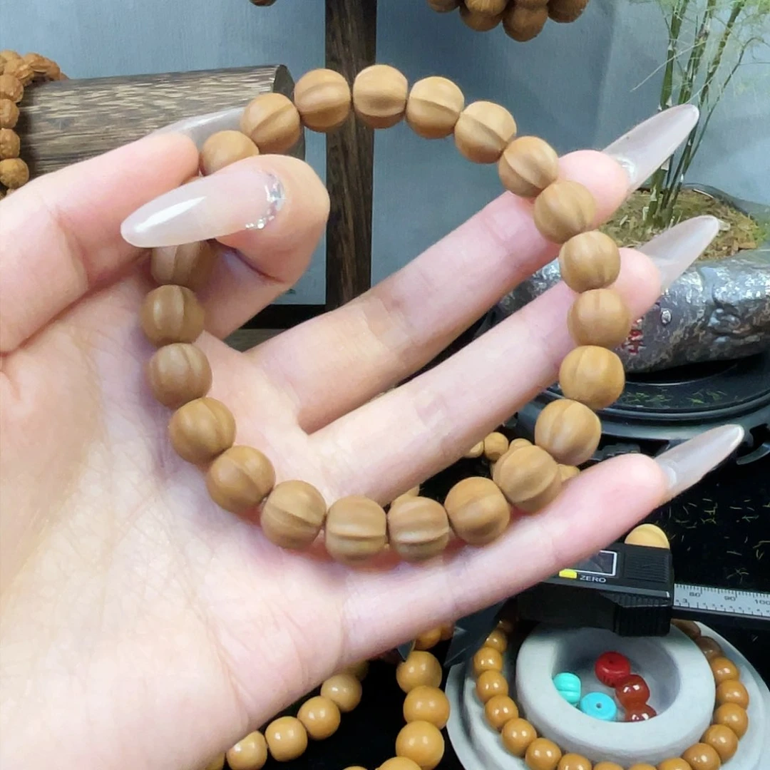 猴头核桃手串揣***鲨鱼背