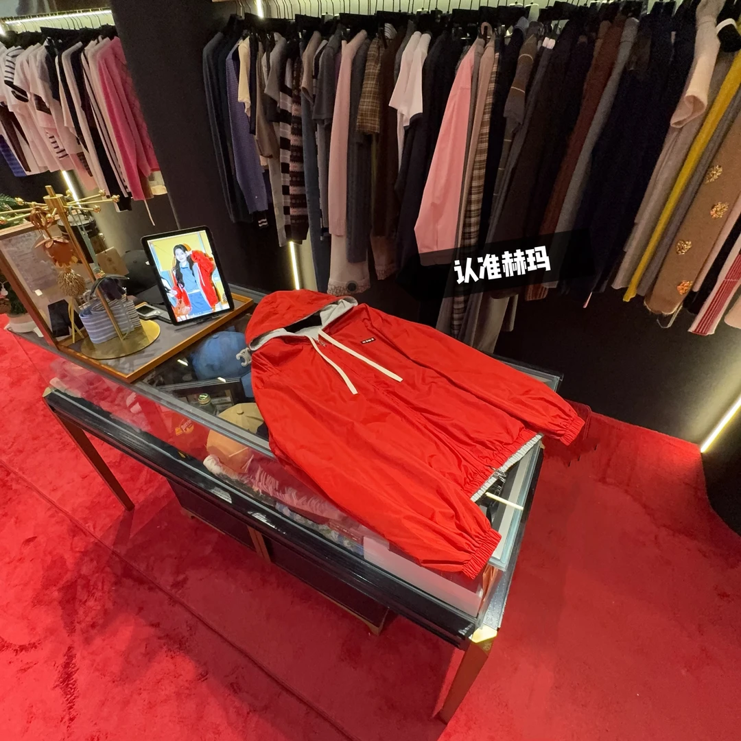 认准赫玛 FW25 #刘浩存同款#纯色徽标两穿连帽外套#1761上新