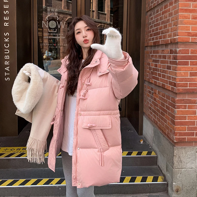 2025新款胖mm加肥大码女宽松牛角扣白鸭绒加厚250斤中长款羽绒服