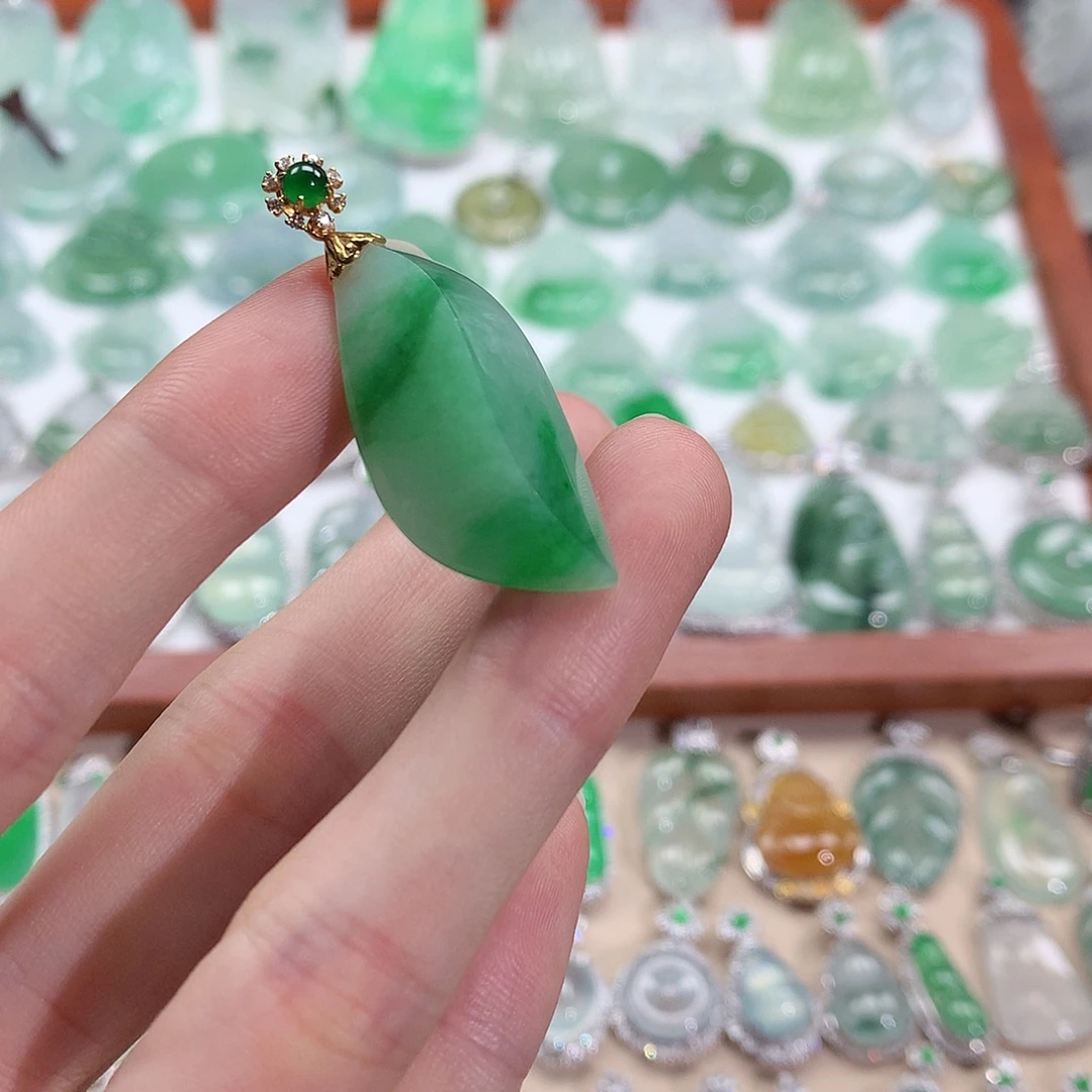 颈饰18K金镶嵌翡翠随