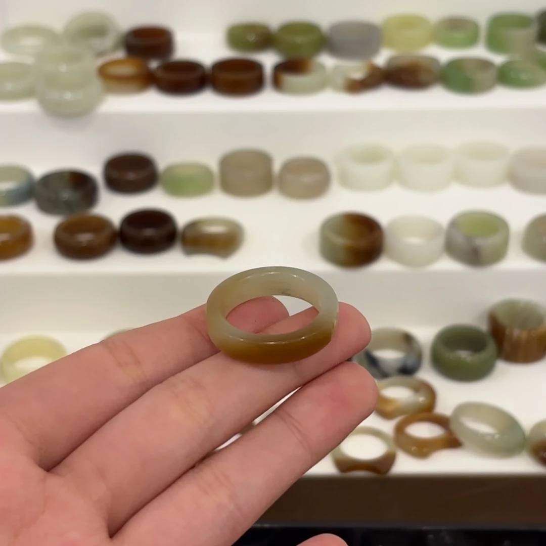 用***8和田玉未镶嵌戒指