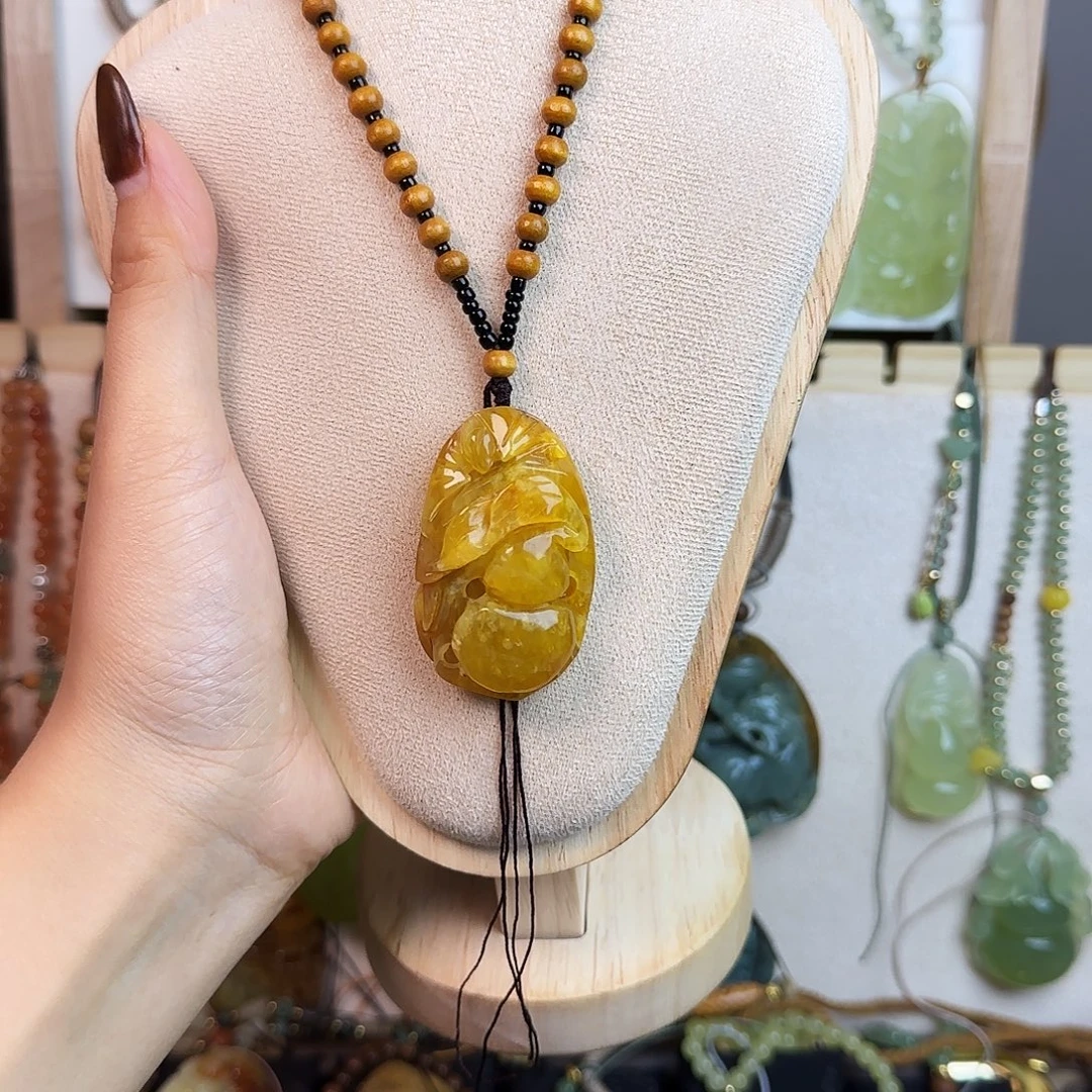 蛇纹石玉足铂镶嵌颈饰