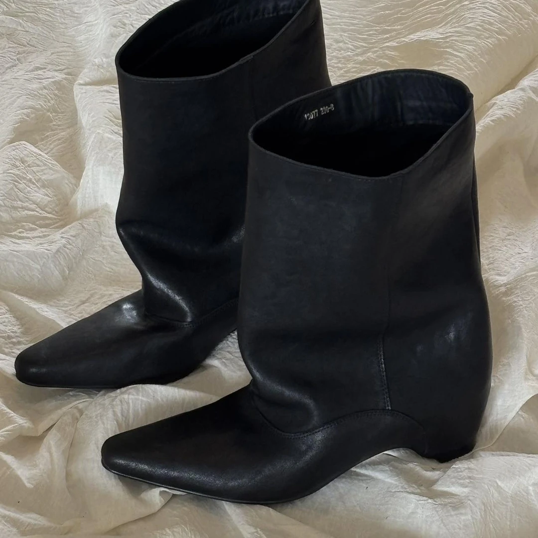 屿叁秋【清潭洞】黑色尖头低跟切尔西靴女时尚长靴秋冬新款