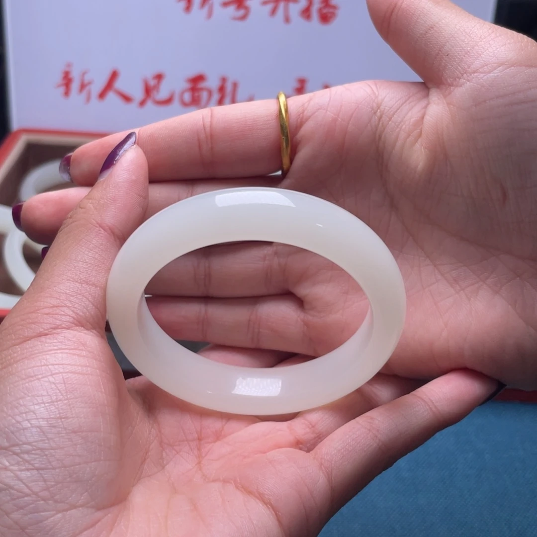 徐***淩50 圈口正圈手镯白色