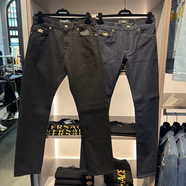 未使用 VERSACE/范思哲 男士新款纯色金扣休闲百搭直筒牛仔裤