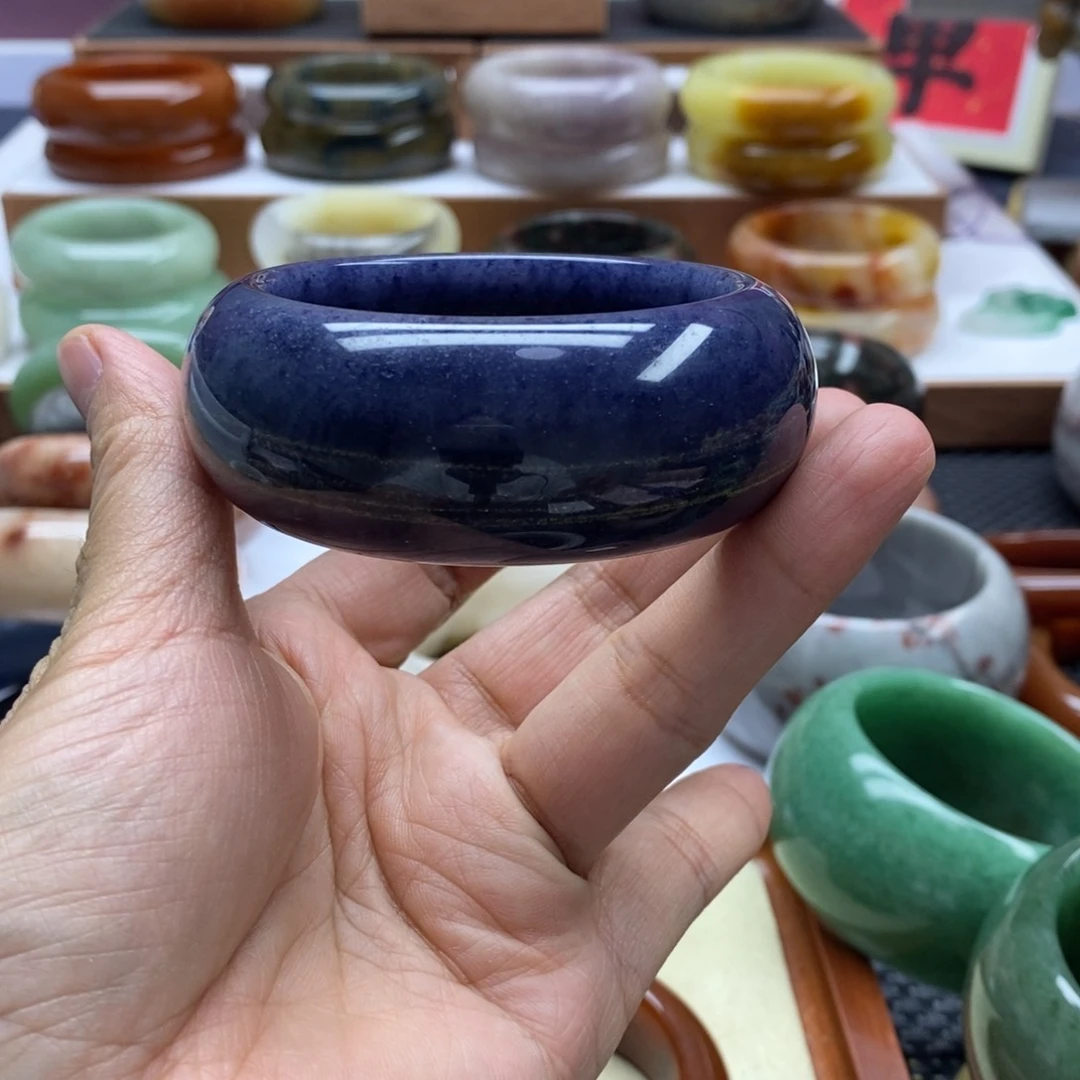 石英质玉手镯未镶嵌木*?