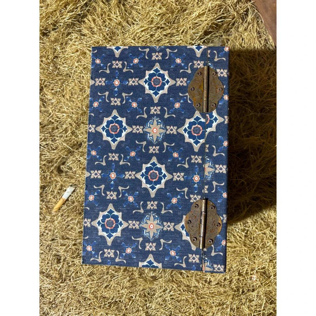 1个纯蓝色小瓷盒子摆件链接