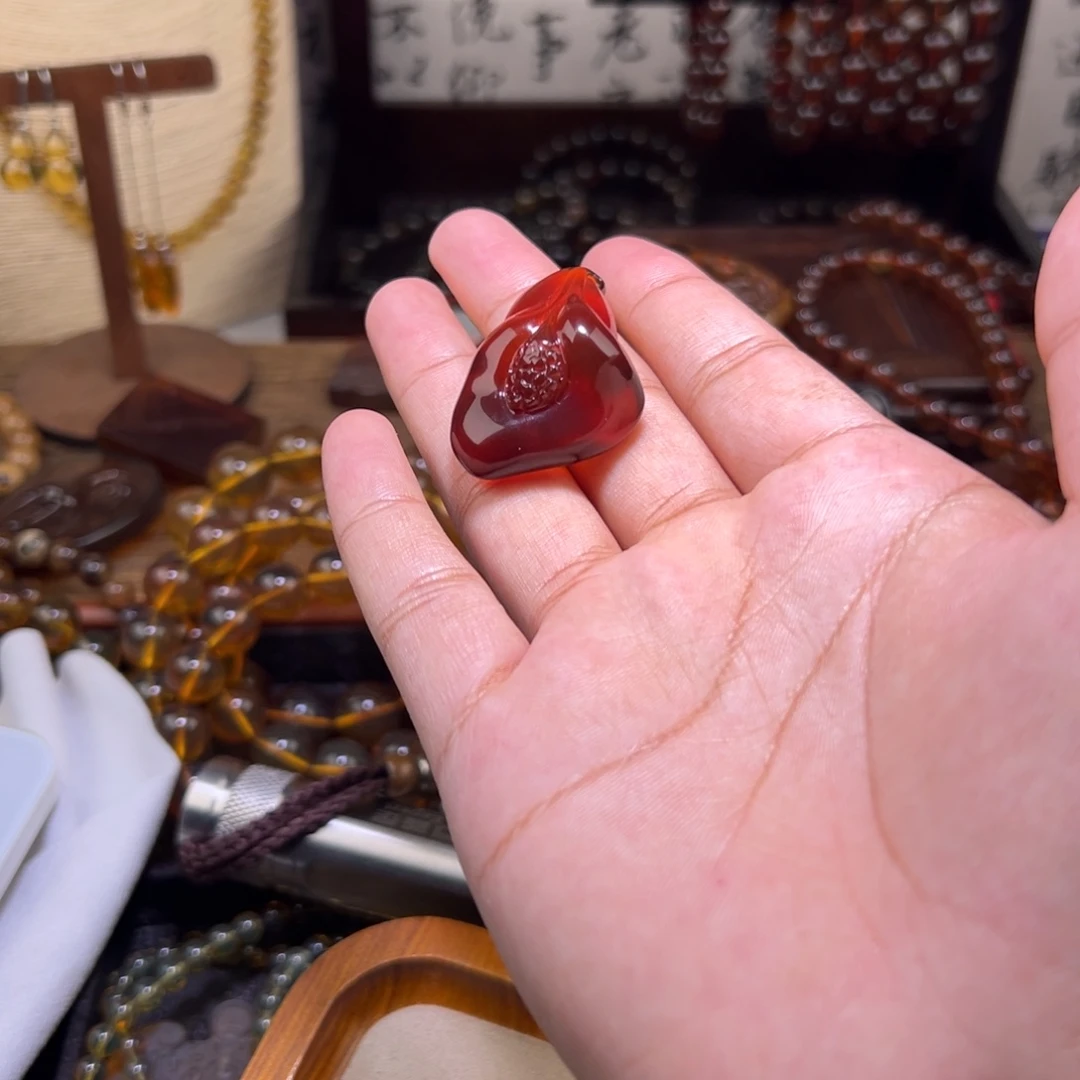 琥珀未镶嵌颈饰玉兰花