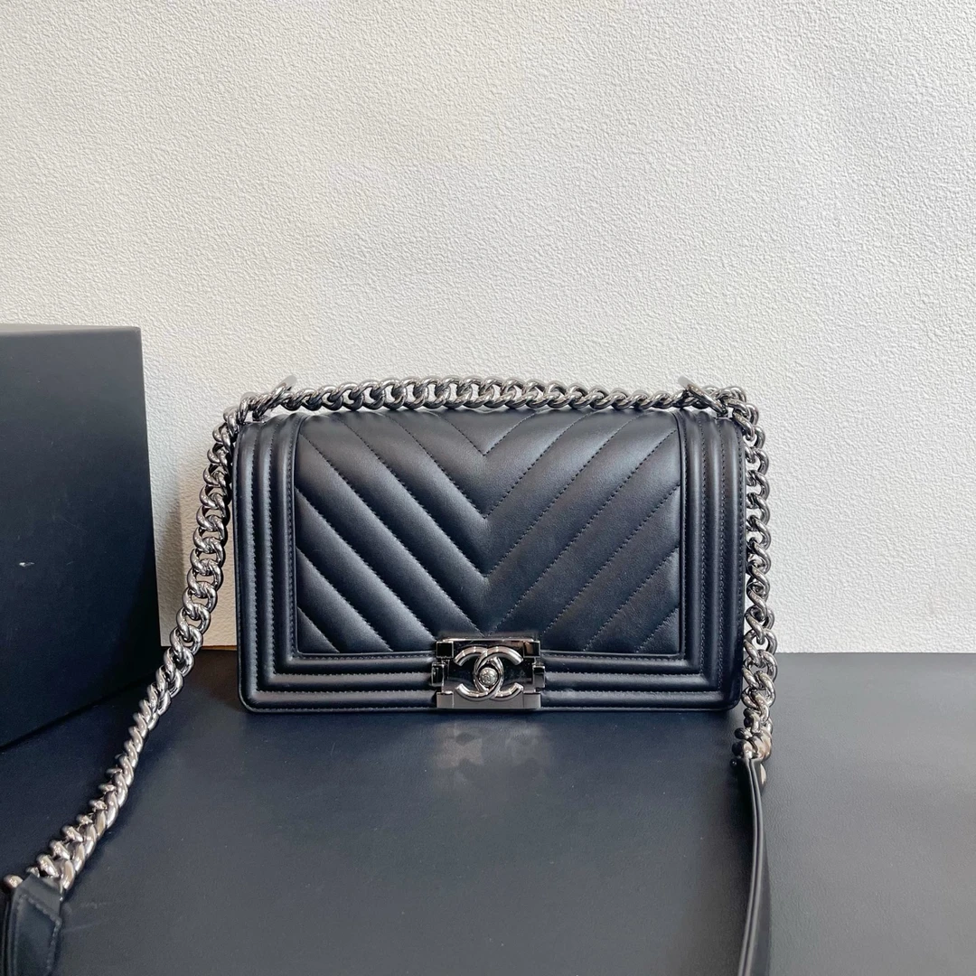 95新 Chanel/香奈儿 98新 奢总管/中号leboy包/芯片