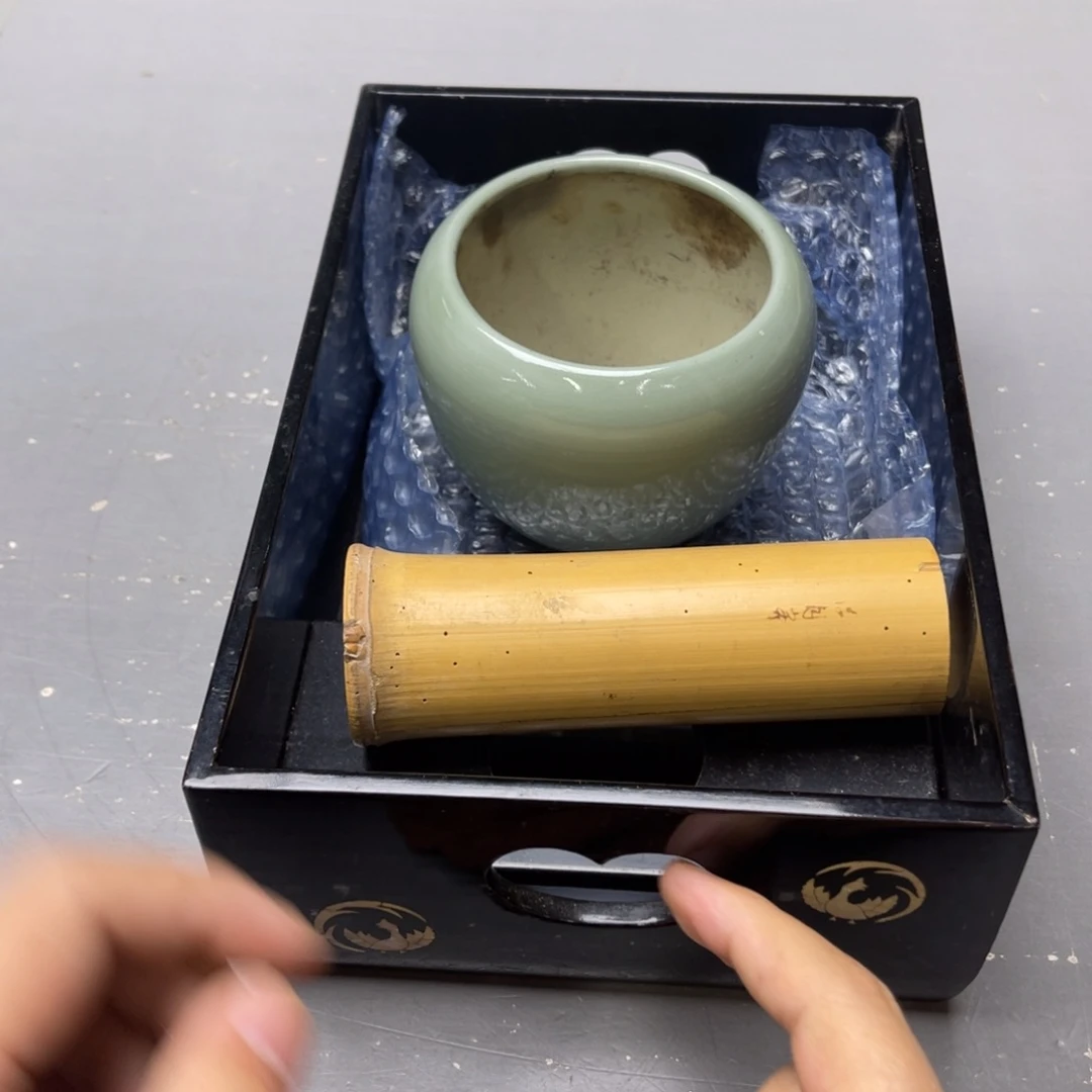 半***间瓷片密密麻麻地铺满一