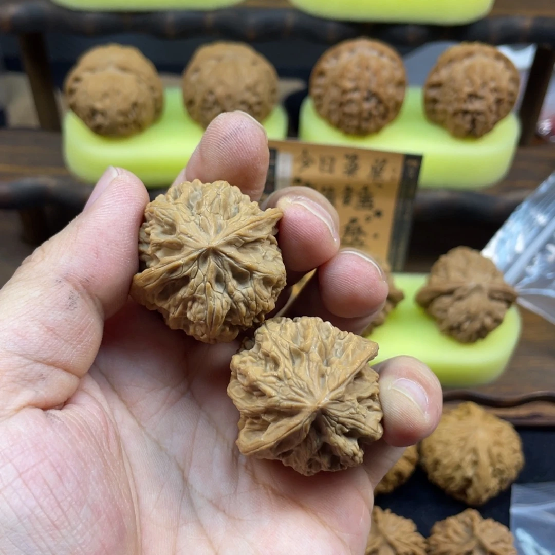 文玩核桃吊坠野牛
