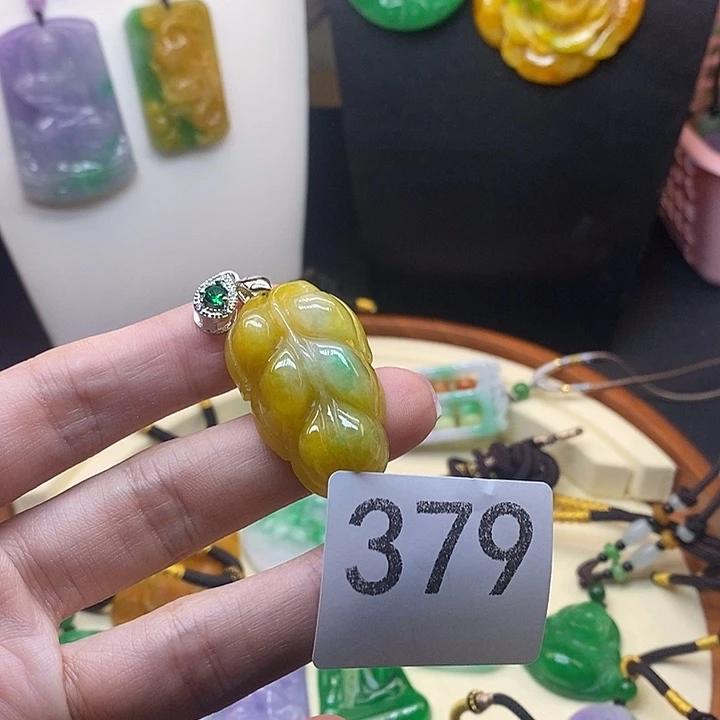 翡翠未镶嵌吊坠(赠链)