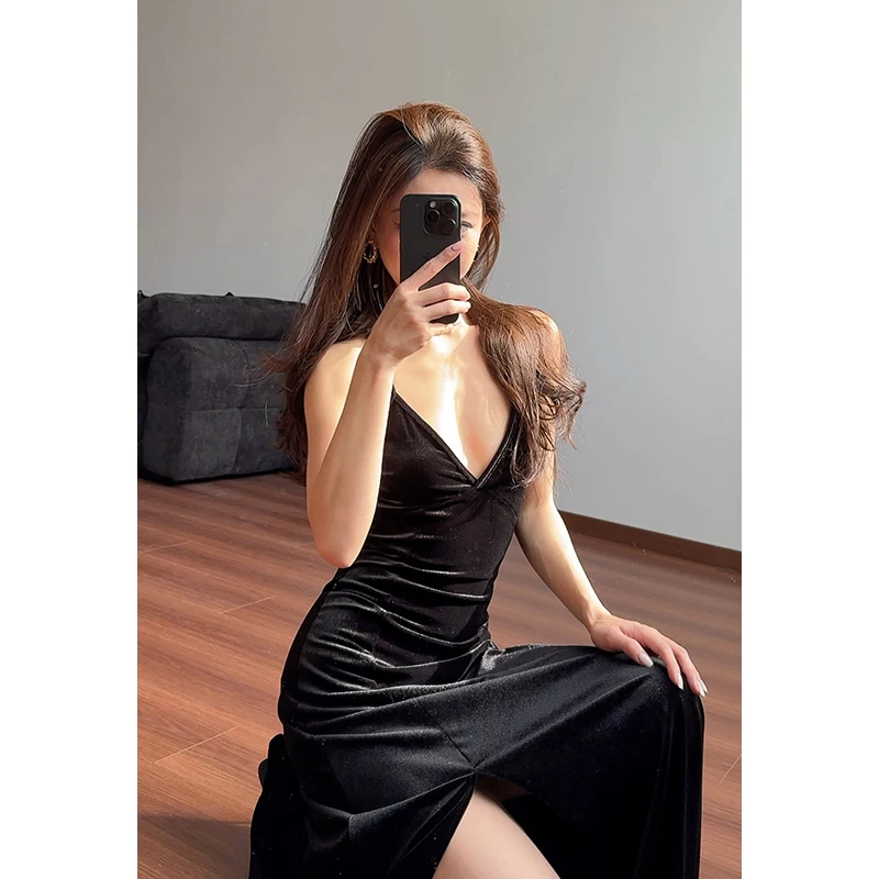法式轻奢性感V领丝绒吊带连衣裙女气质高腰显瘦开叉大摆长裙