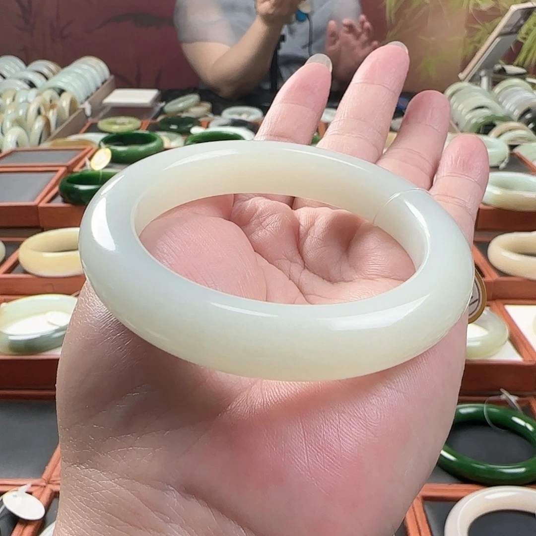 开***猫和田玉手镯未镶嵌