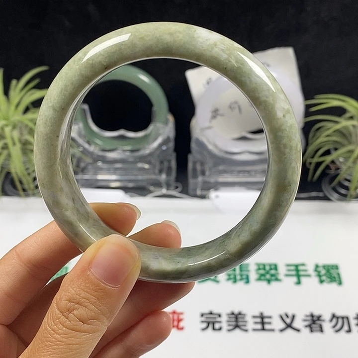未镶嵌手镯翡翠29号。 60.8圈