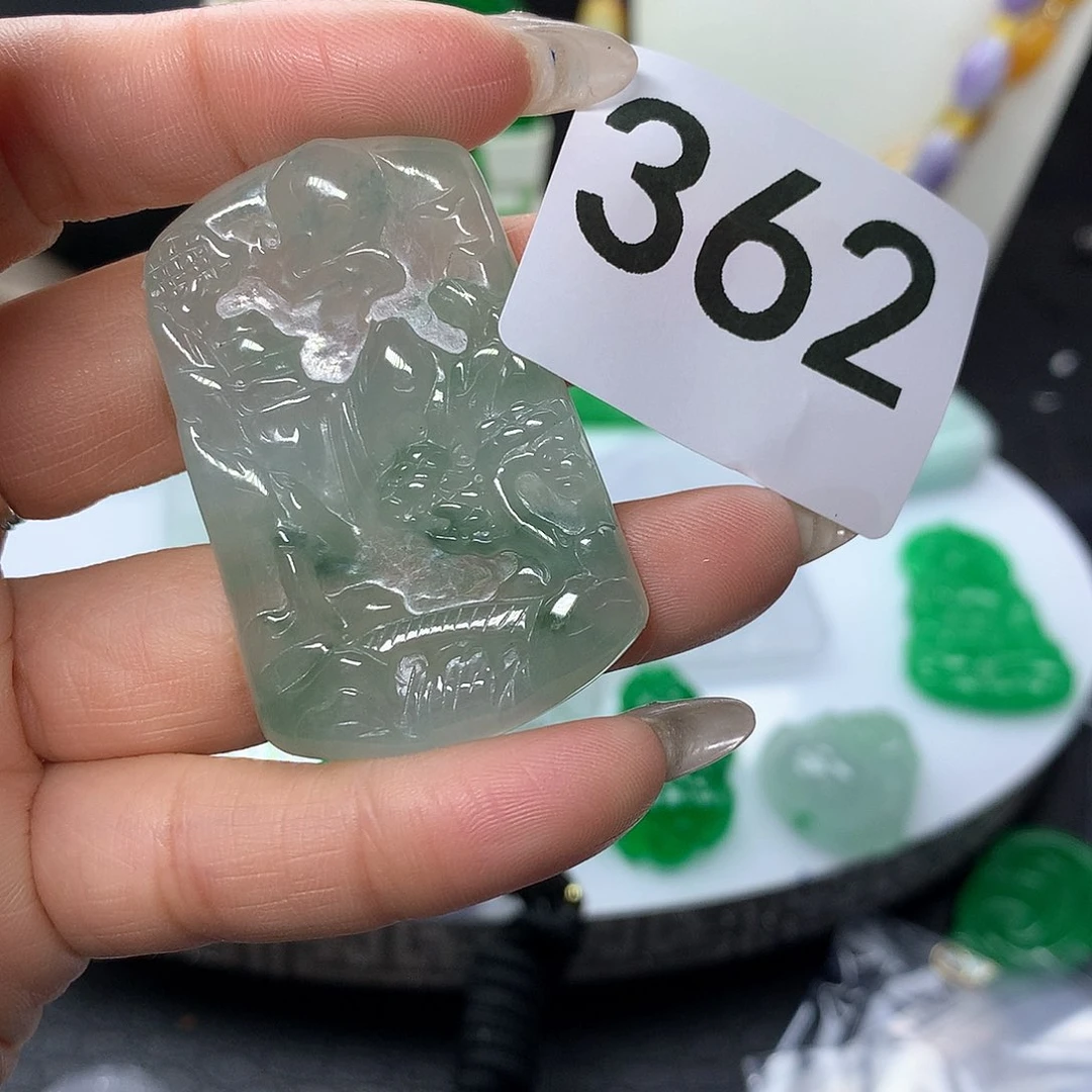 翡翠吊坠(赠链)未镶嵌