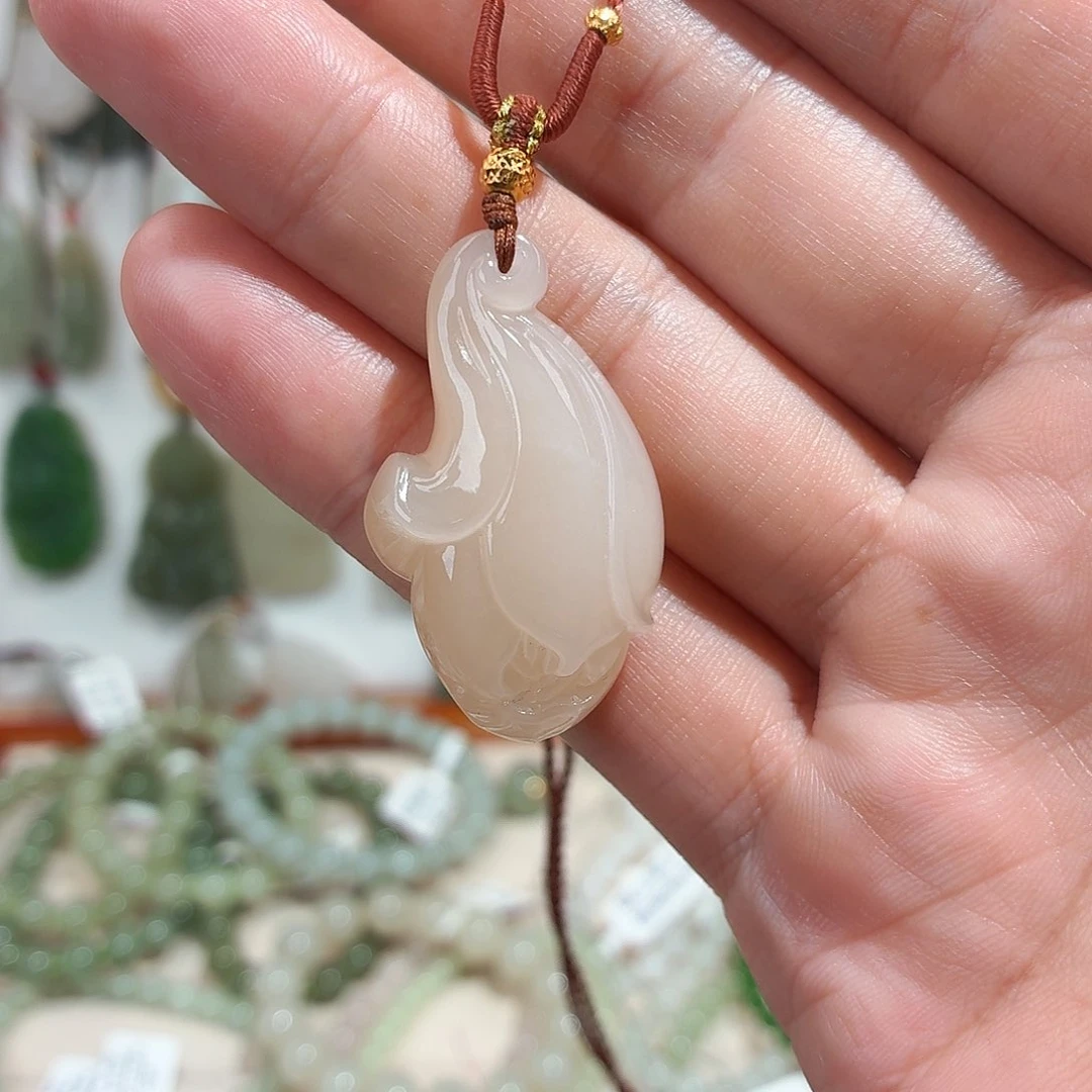 和田玉未镶嵌颈饰藕粉玉兰花挂件