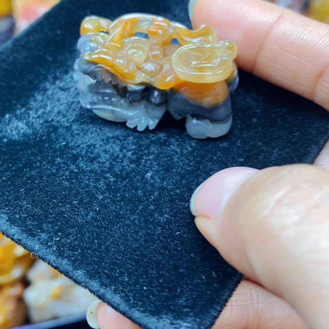 未镶嵌石英质玉（黄龙玉）颈饰