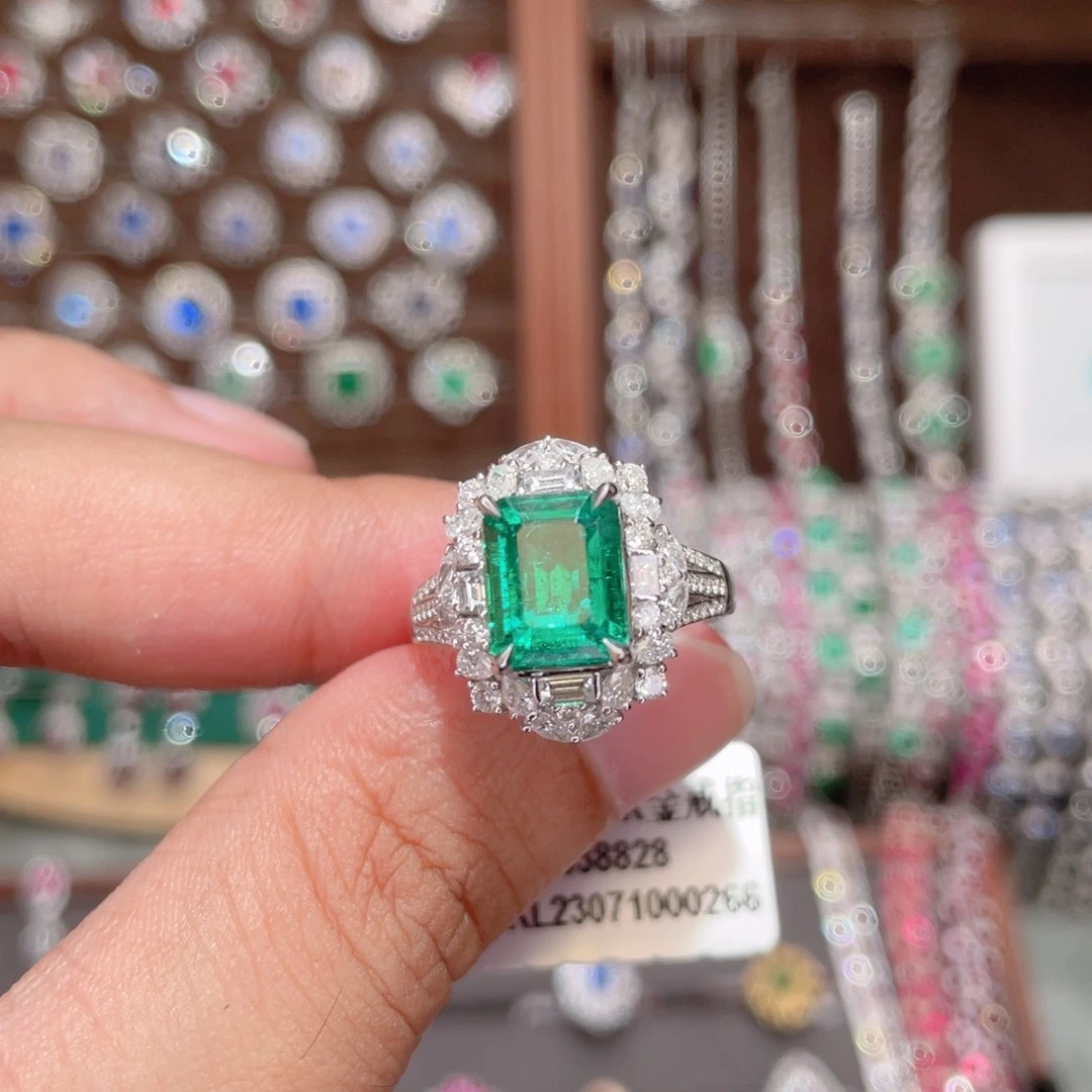 18K金镶嵌戒指祖母绿2.81ct