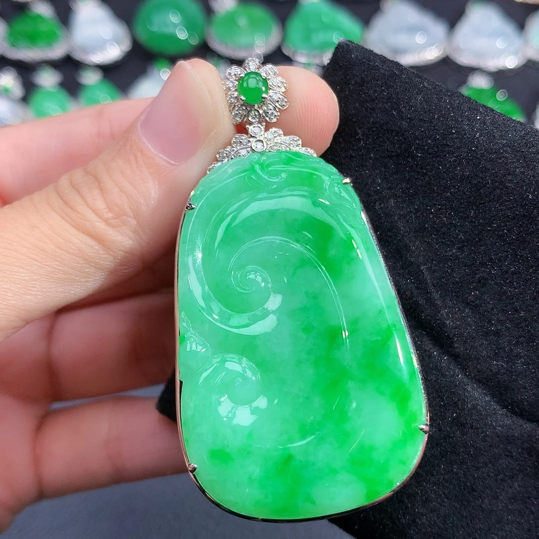 八***猪翡翠18K金镶嵌颈饰