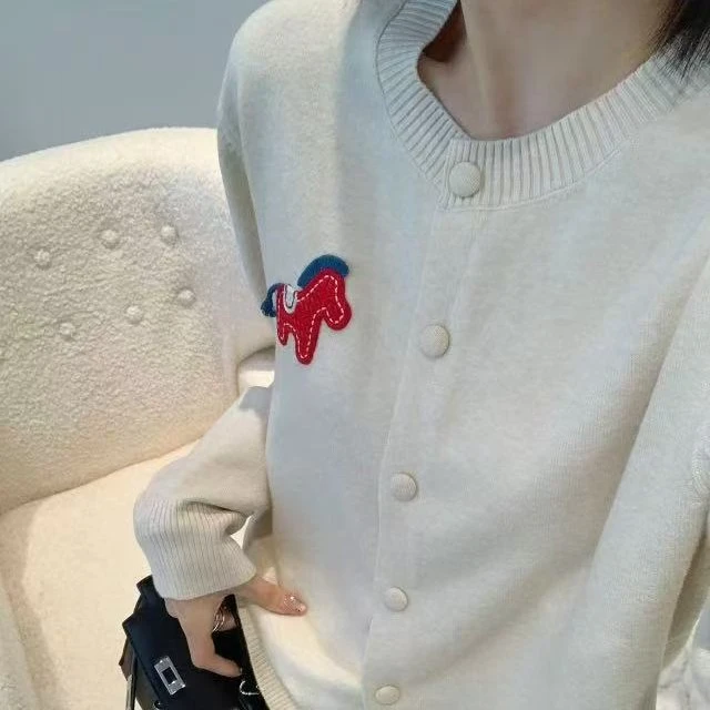 秋冬新款圆领小马装饰织宽松百搭毛衣开衫