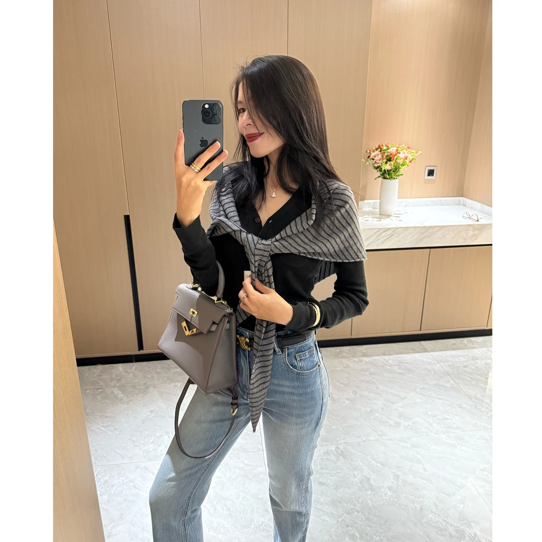 美丽诺羊毛针织披肩女外搭2025新款秋冬薄条纹防寒小坎肩网红围巾