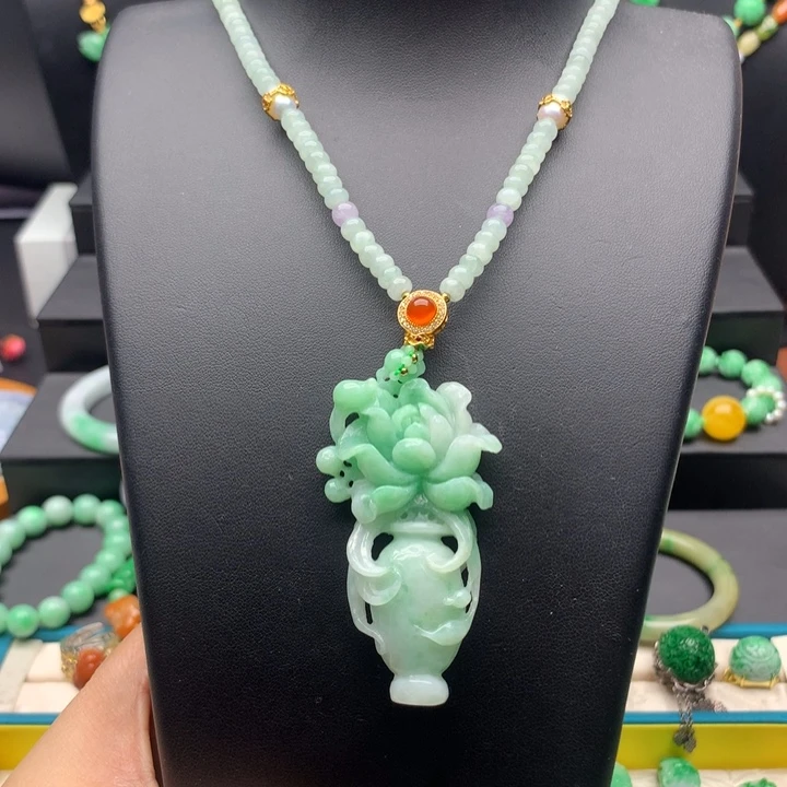 翡翠未镶嵌颈饰翡翠花瓶