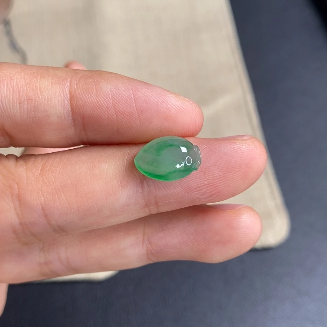 翡翠未镶嵌颈饰桃子