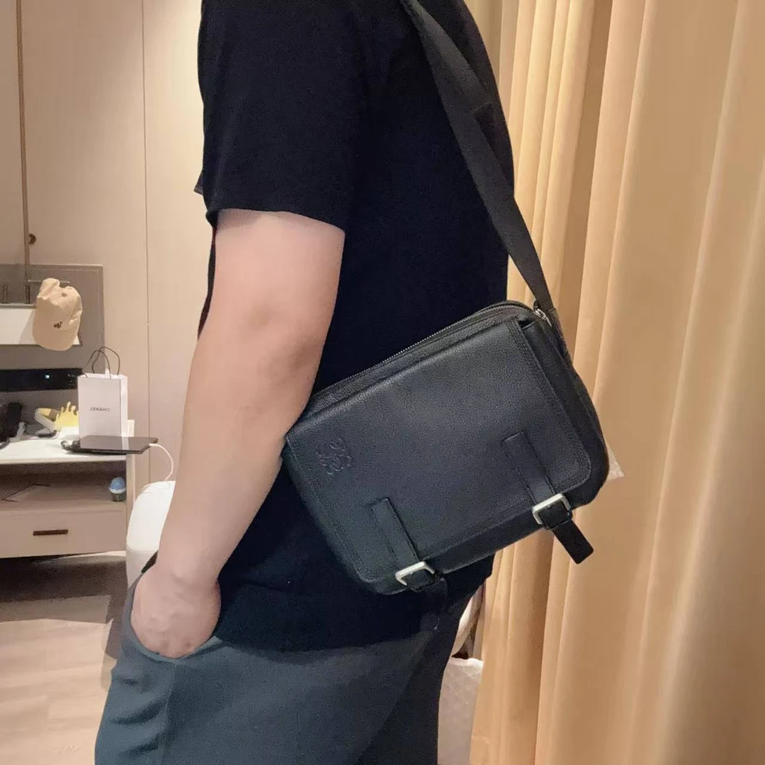 95新 LOEWE/罗意威 【胖】黑色翻盖斜挎邮差包