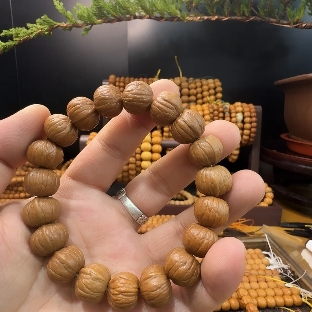 猴头核桃吊坠凤羽