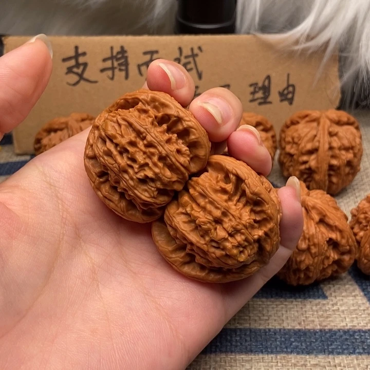 在***玩文玩核桃吊坠白奔