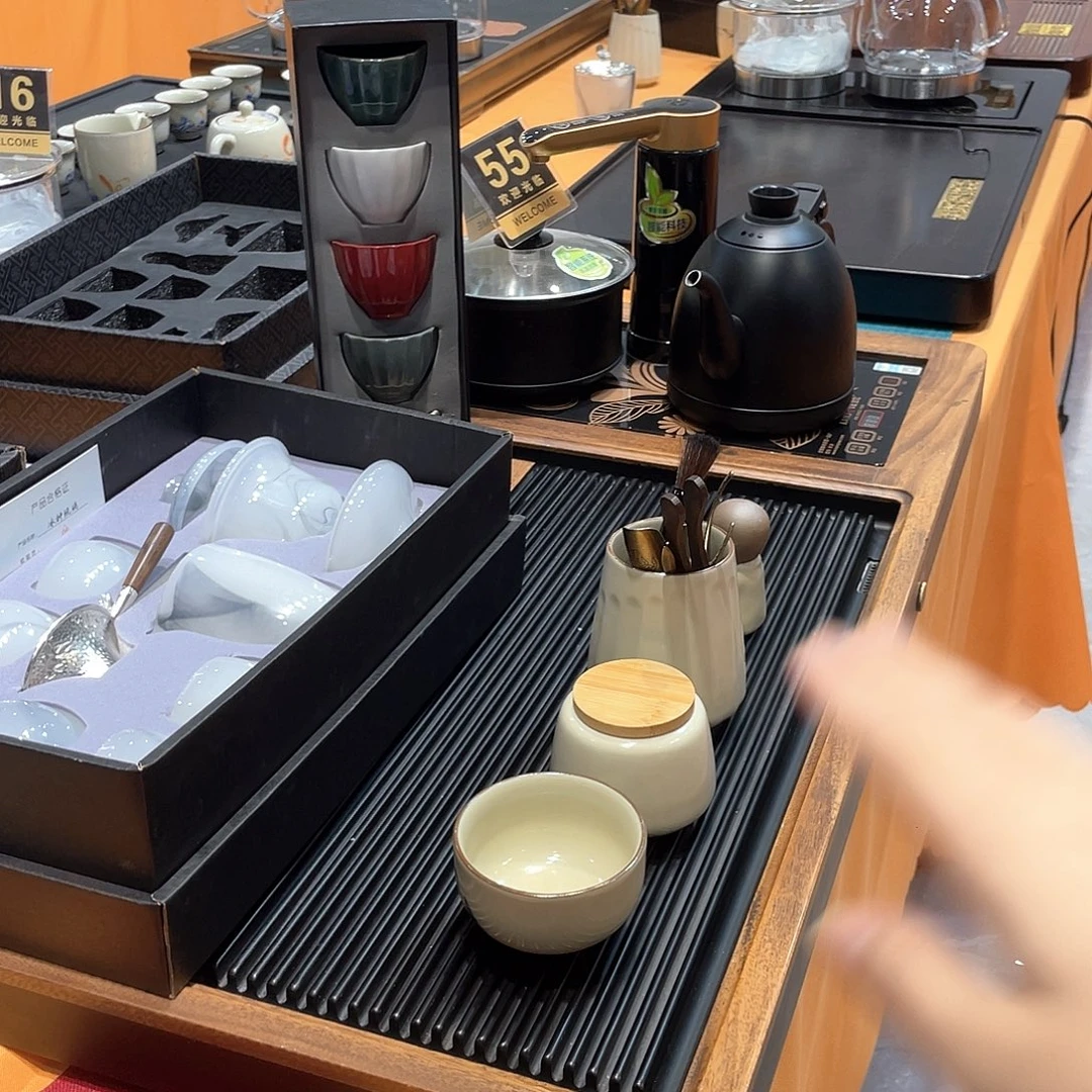 瓷片茶盘里还有个杯子里是