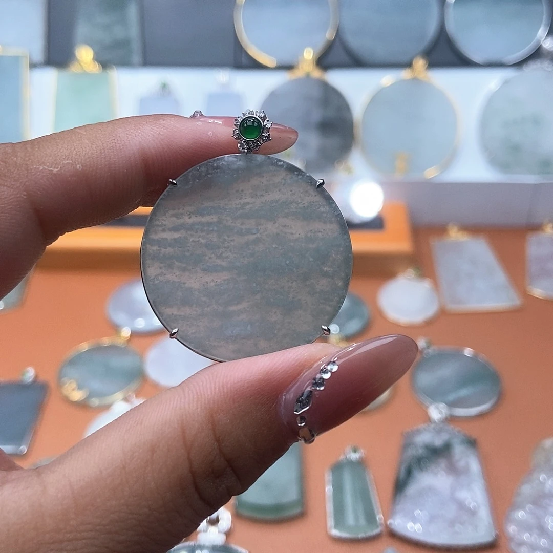 辉****翡翠18K金镶嵌吊坠(不含链)