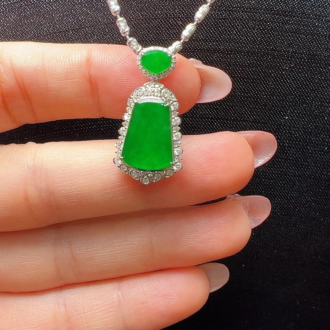 翡翠18K金镶嵌颈饰无事牌吊坠